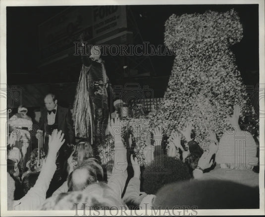 1978 Press Photo Carnival Parade- Hands reach out for throws from float. - Historic Images