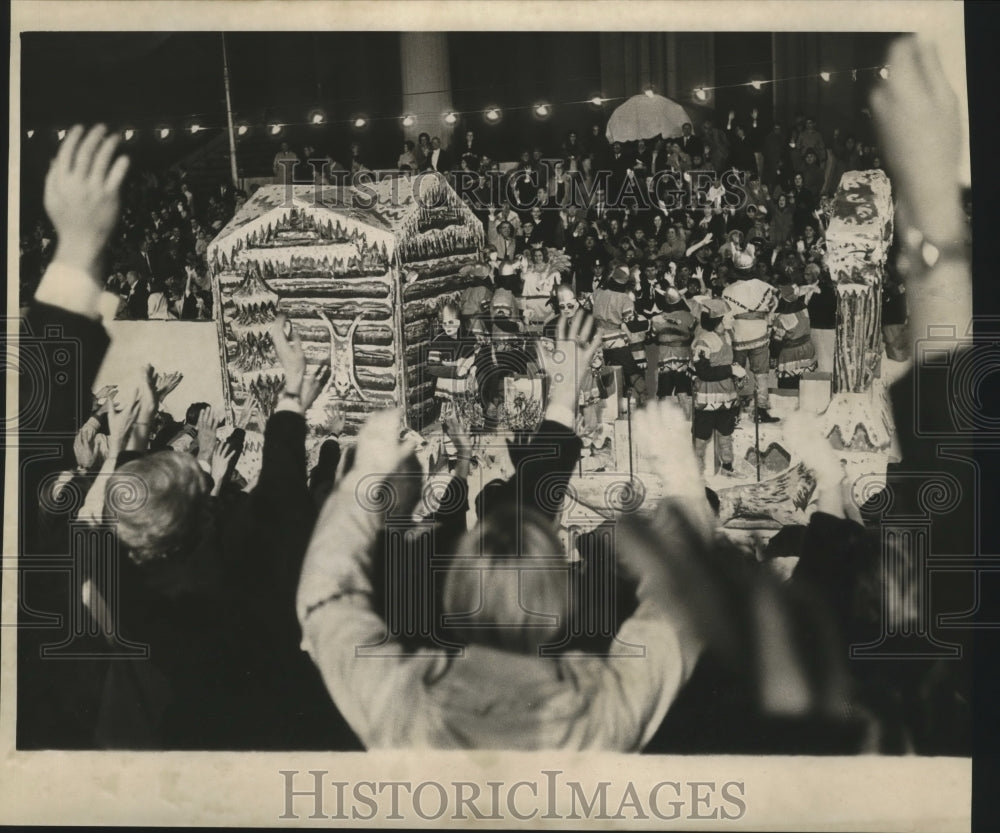 1969 Press Photo Carnival Parade Crowds reach out to float in Hermes Parade. - Historic Images