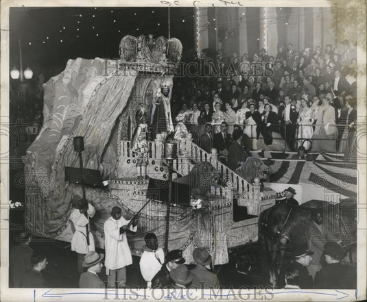 1953 Monarch Leads Hermes Parade Through Cheering Throngs Mardi Gras - Historic Images