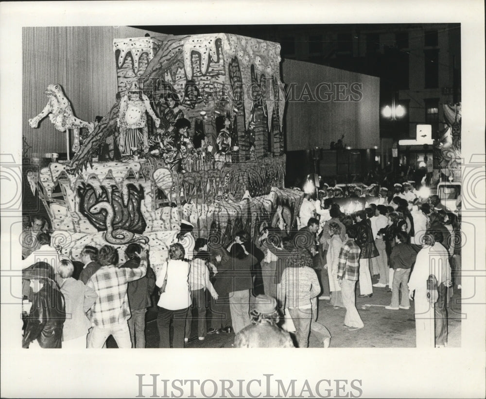 1977 Press Photo Spectators Watch Krewe of Hermes Parade at Mardi Gras - Historic Images