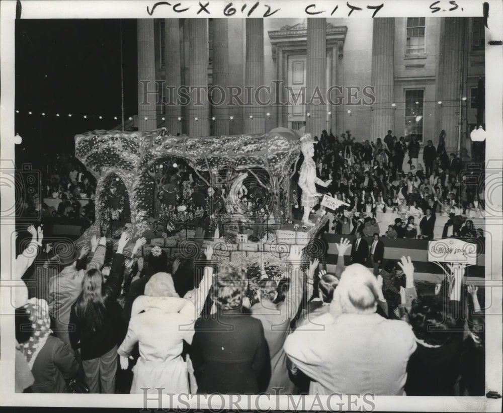 1974 The Yellow Brick Road Float in Krewe of Hermes Carnival Parade - Historic Images