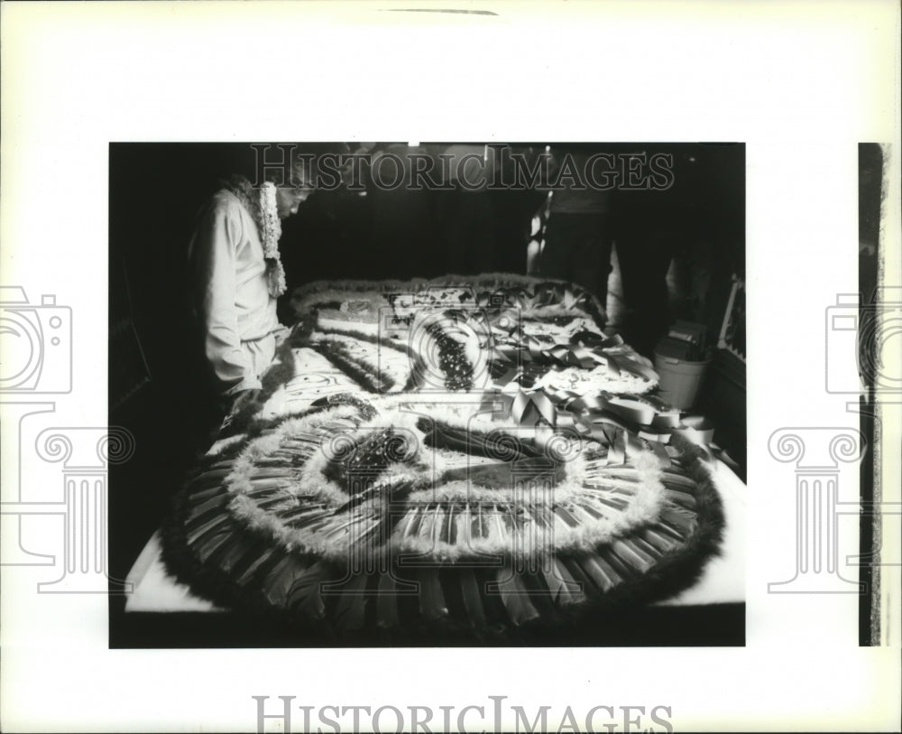 1995 Wild Man Robert Carter Pictured Before Dressing Mardi Gras - Historic Images