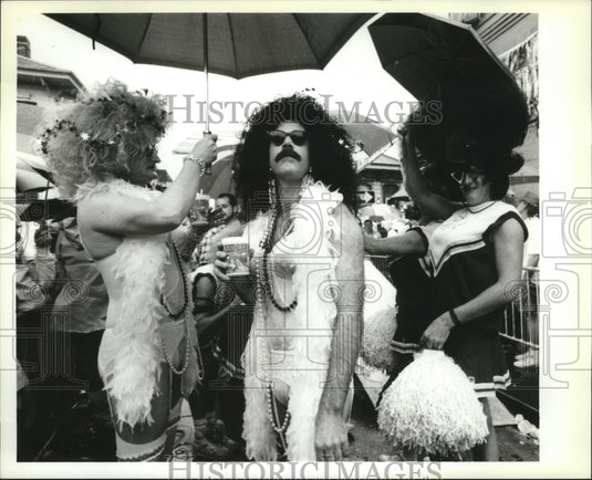1995 Maskers Lorretta Love, Linda Love & Cheerleaders at Mardi Gras - Historic Images