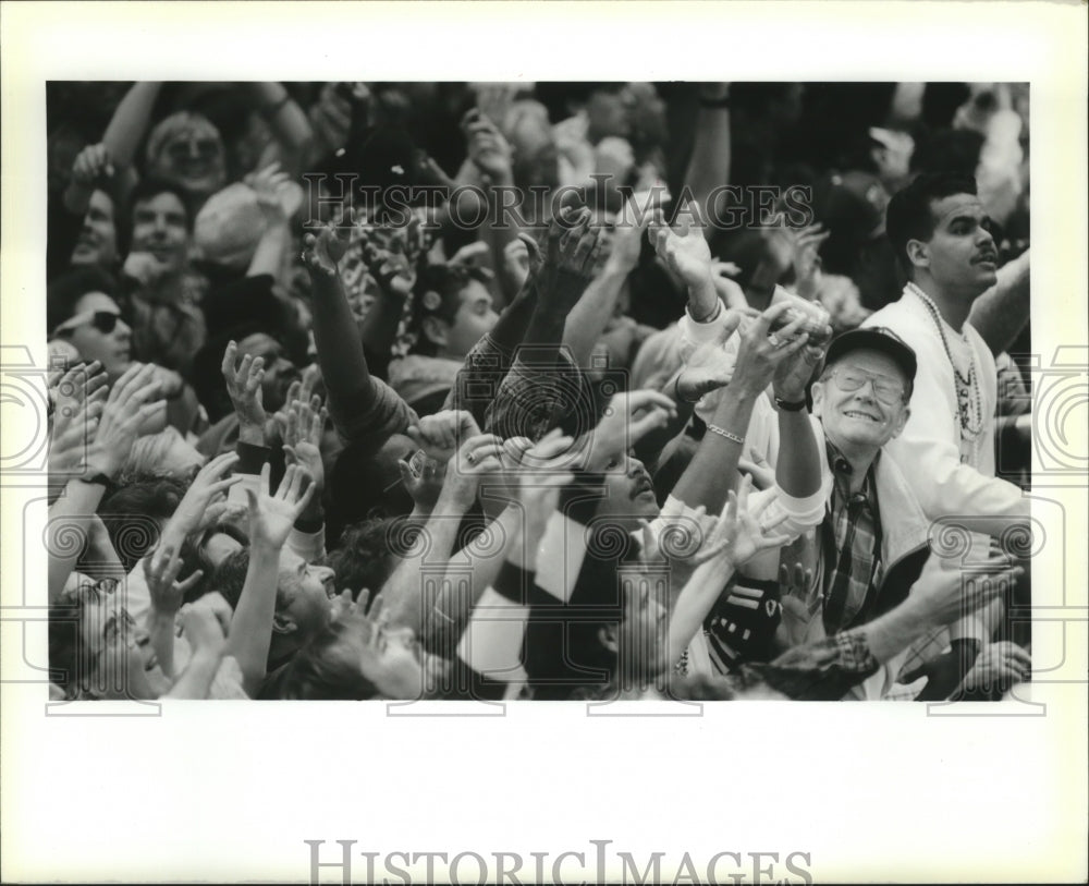 1990 Spectators Catch Beads During Rex Parade at Mardi Gras - Historic Images