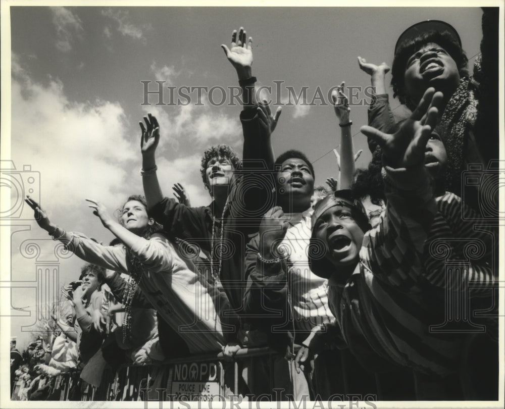 1990 Carnival Parade - Historic Images