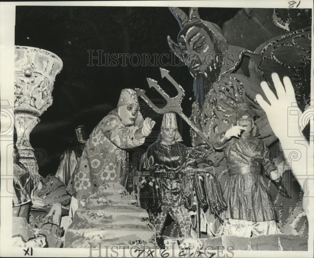 1976 Press Photo Carnival Parade- Maskers fling beads and doubloons to revelers. - Historic Images