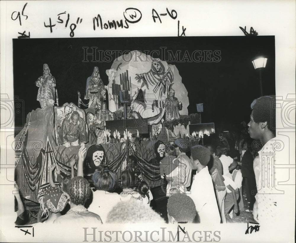 1976 Carnival Parade - Historic Images