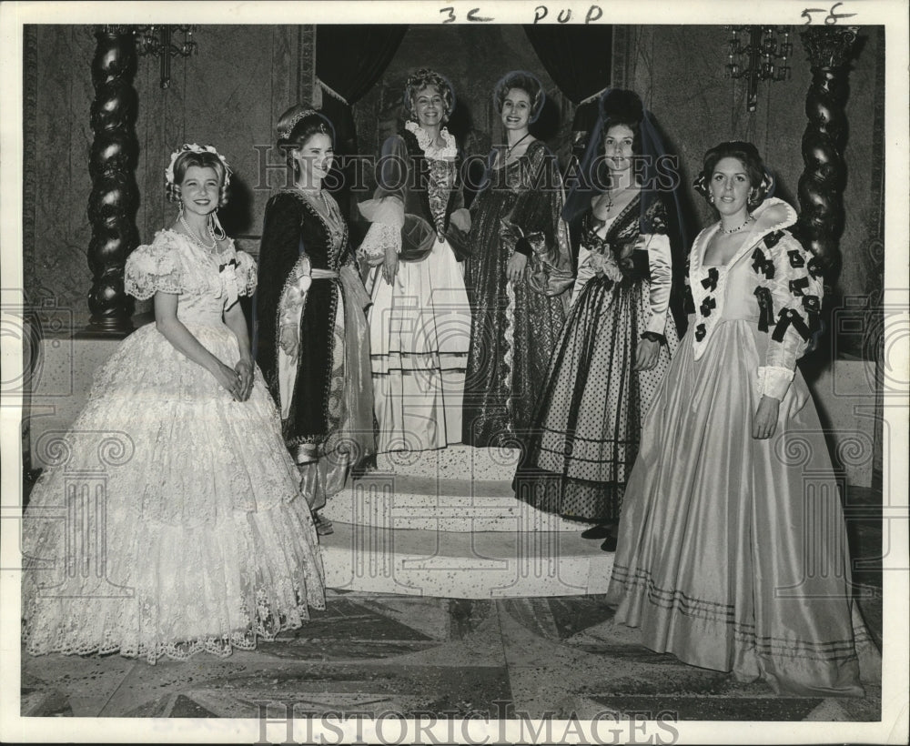 1972 Press Photo Carnival Ball- Ladies in waiting of Mystic Club Ball. - Historic Images