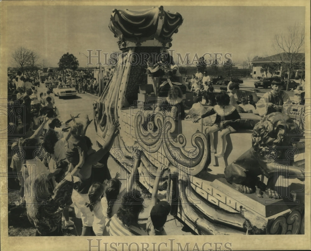 1992 Carnival Parade - Historic Images