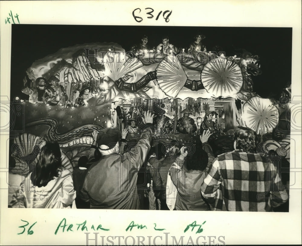 1986 A float from the Krewe of King Arthur travels down expressway., - Historic Images