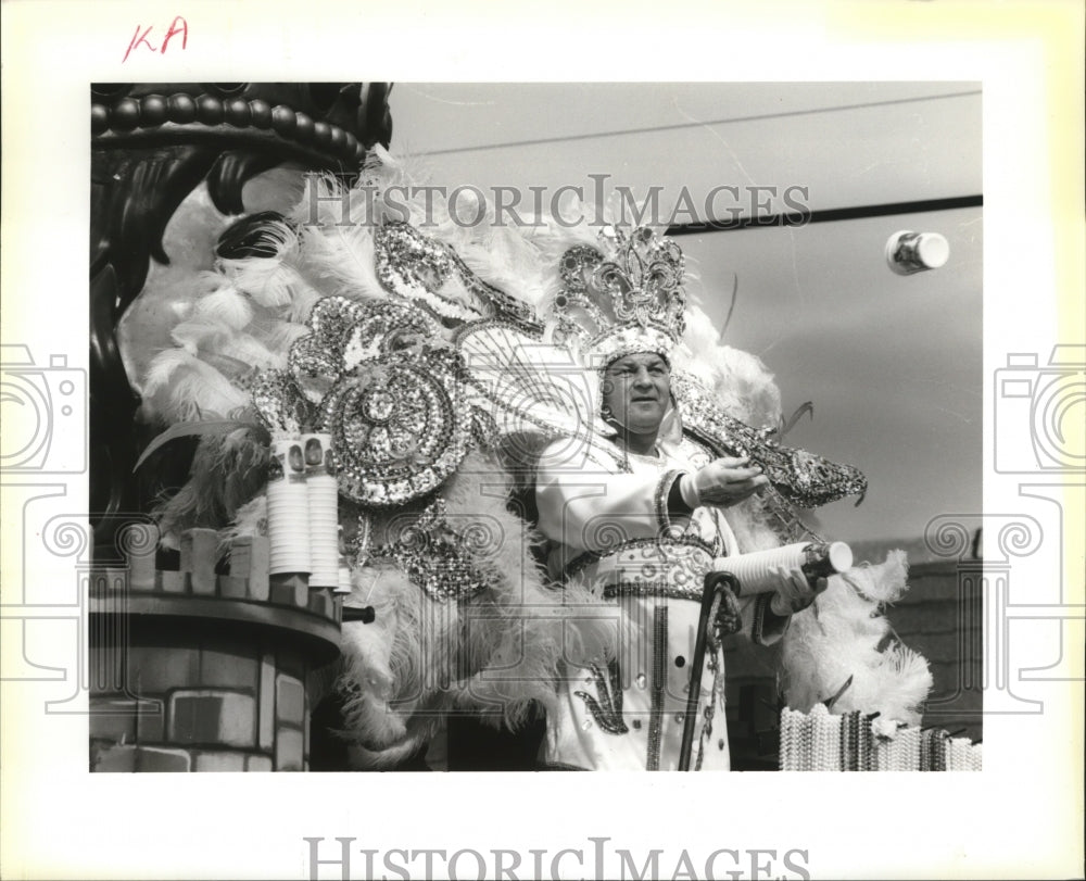 1995 Johnny Rogers Tosses a Cup to Crowd at King Arthur Parade - Historic Images