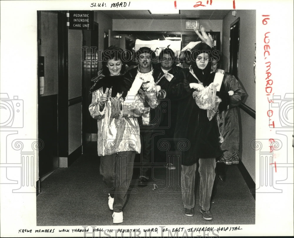 1985 Press Photo Krewe of Kazoo Visiting East Jefferson Hospital Mardi Gras - Historic Images