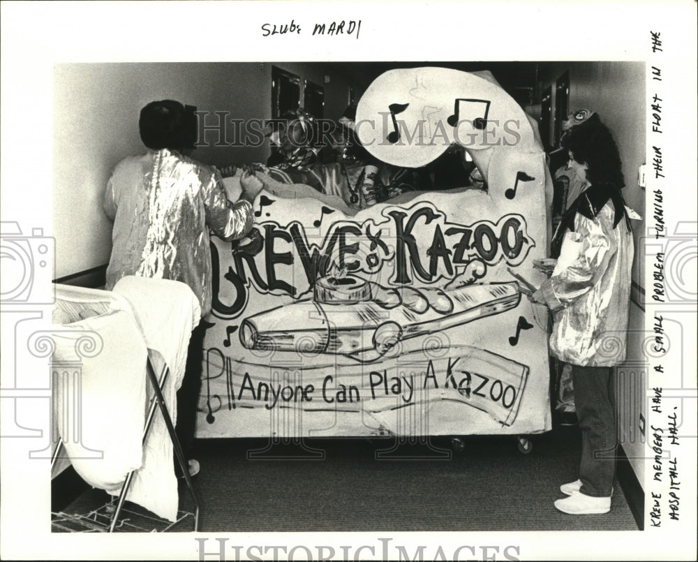 1985 Members of Krewe of Kazoo Brought Their Parade to the Hospital - Historic Images