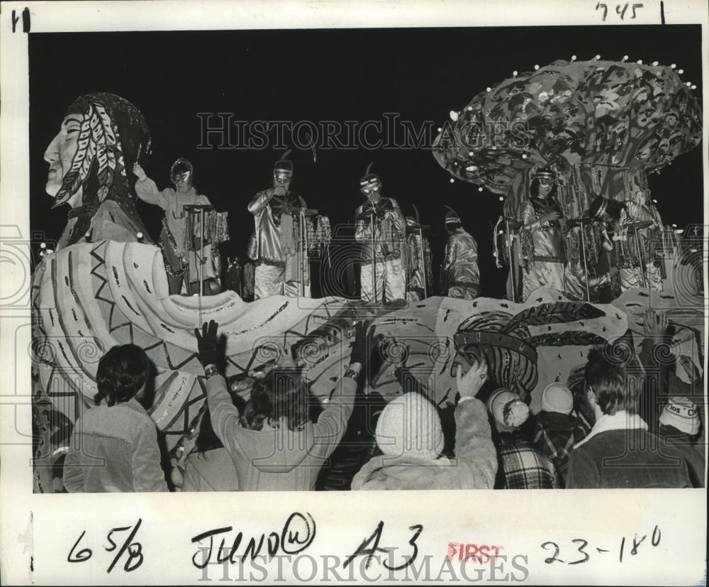 1978 Members of Krewe of Juno Toss Beads During Parade Mardi Gras - Historic Images