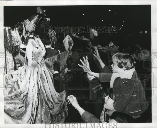 1974 Press Photo Crowd Reach for Float at Juno Parade Mardi Gras, New Orleans - Historic Images