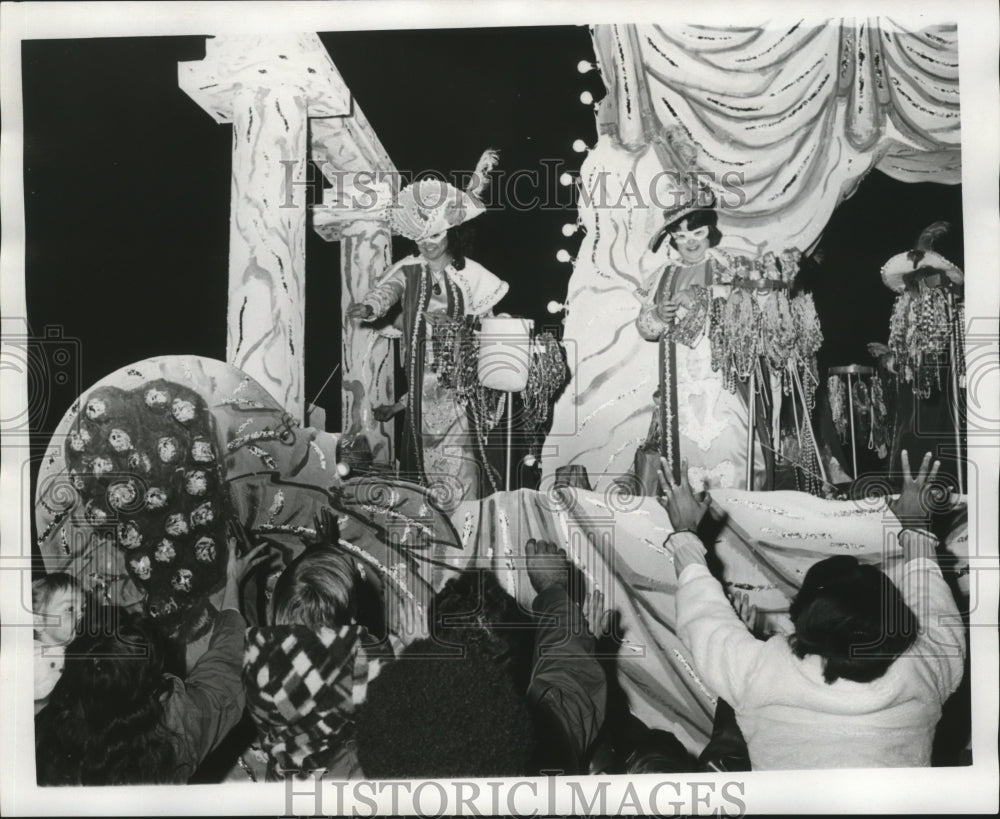 1974 Press Photo Carnival Parade-Juno parade -hands reaching for throws. - Historic Images