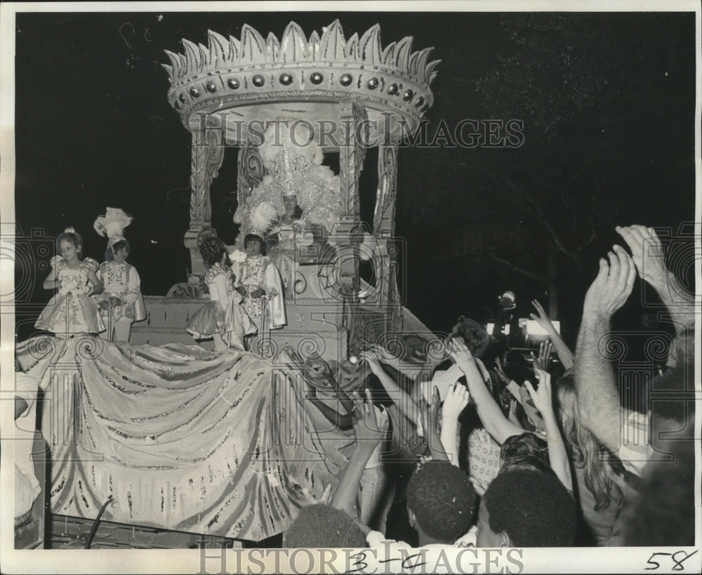 1975 Carnival Parade - Historic Images