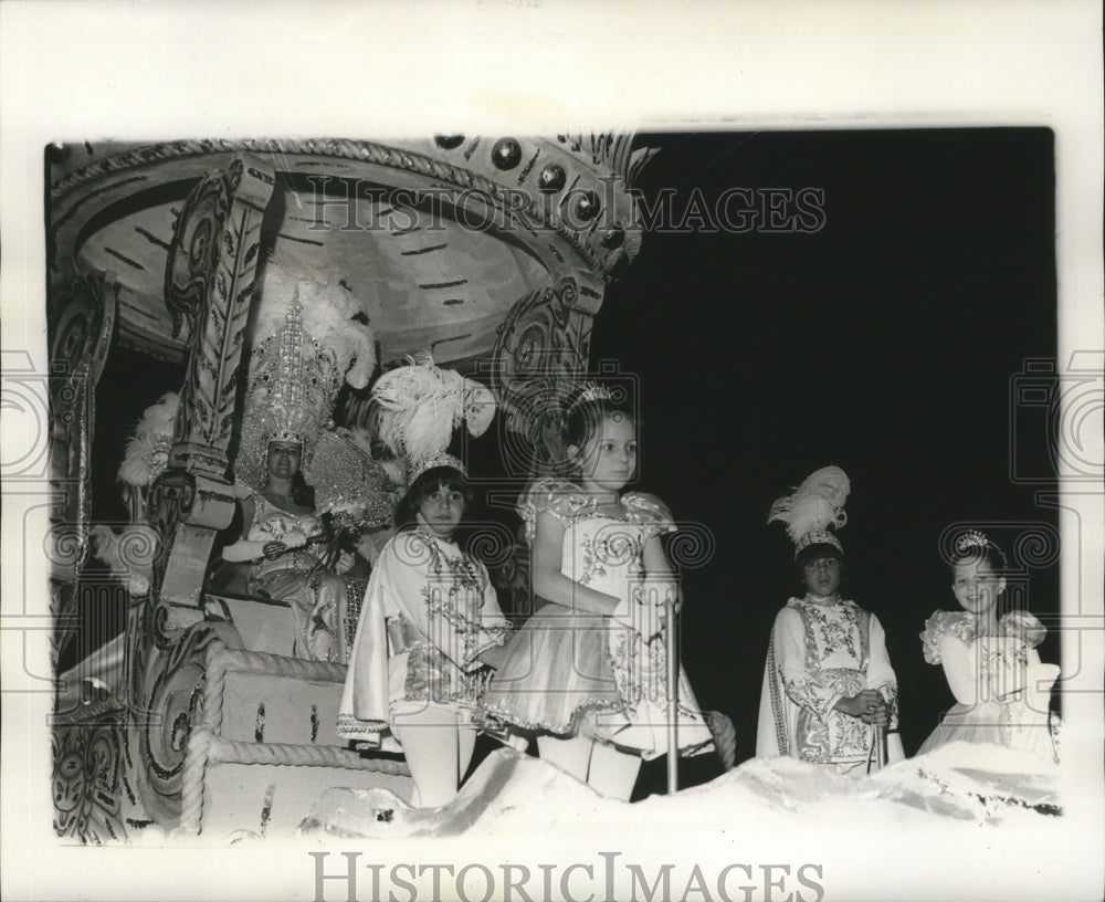 1975 Carnival Parade - Historic Images