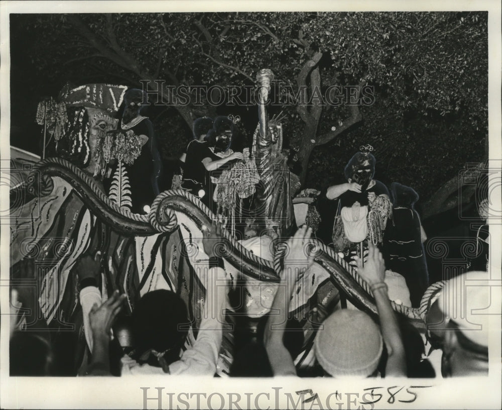 1975 Carnival Parade - Historic Images