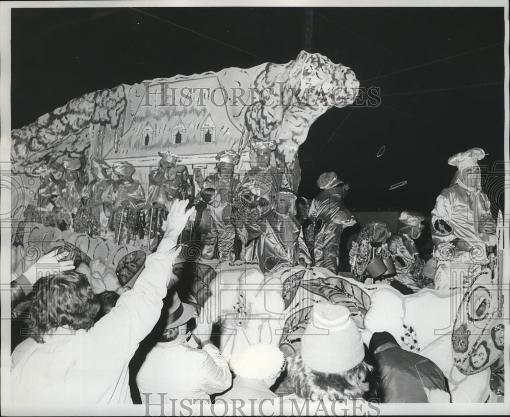 1975 Carnival Parade - Historic Images