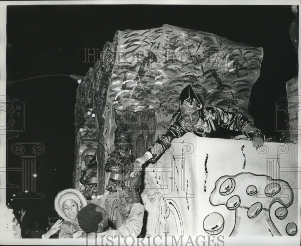 1975 Carnival Parade - Historic Images