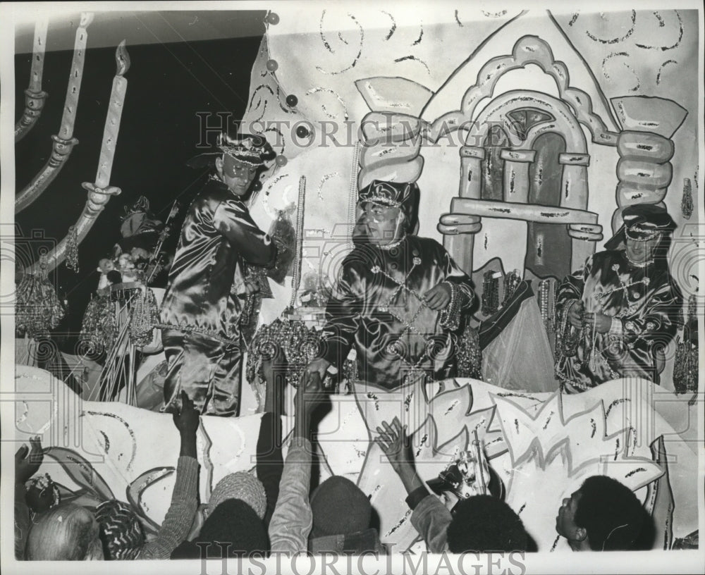 1975 Press Photo Carnival Parade- Krewe of Juptier toss throws to crowd. - Historic Images