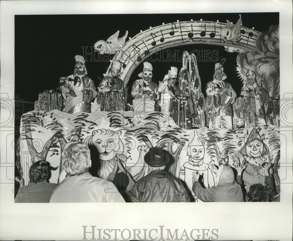 1977 Carnival Parade - Historic Images