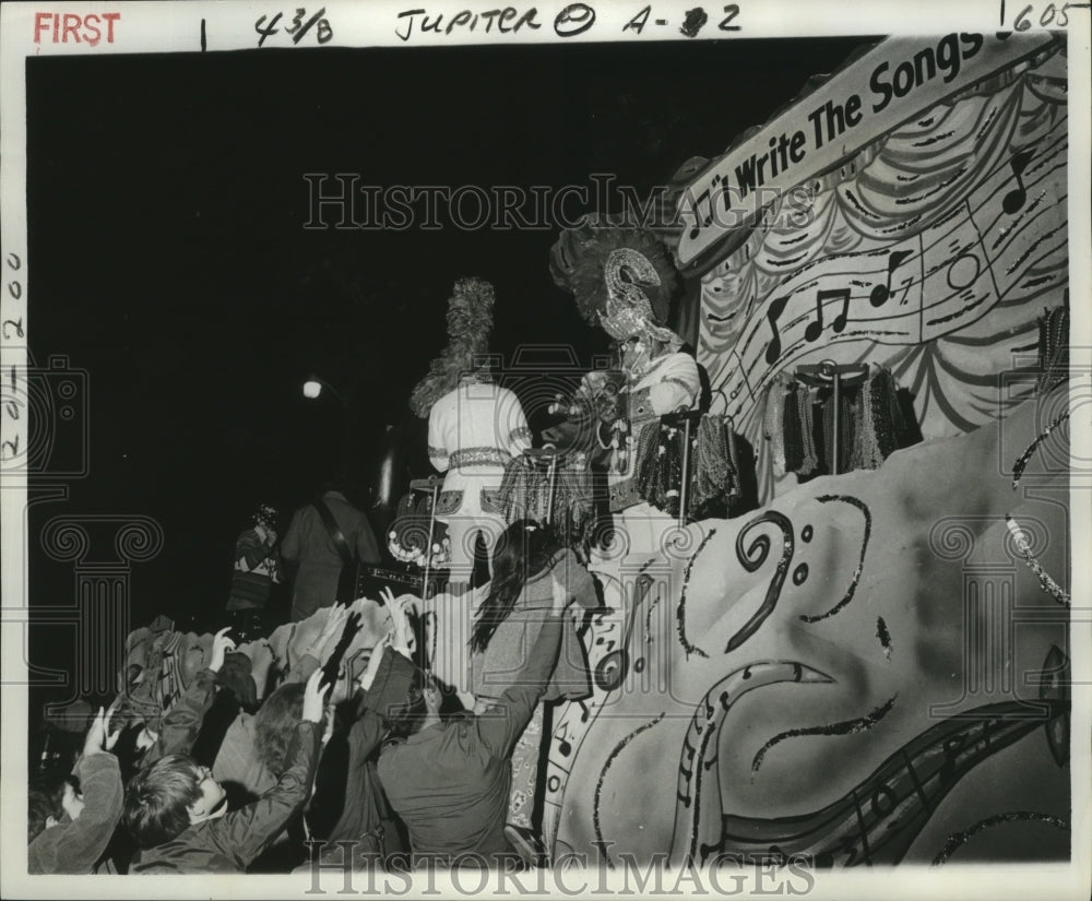 1977 Press Photo Carnival Parade-Air Force officer holds daughter up to float. - Historic Images