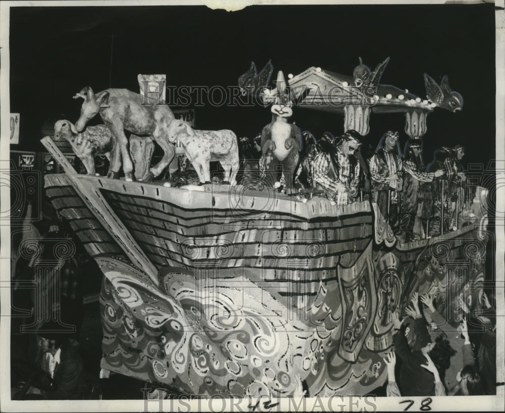 1973 Press Photo Carnival Parade- A mounted Duke of Jupiter accompanies float. - Historic Images