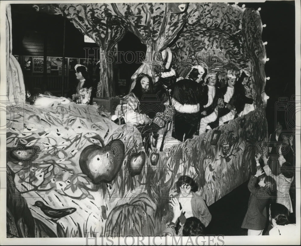 1973 Carnival Parade - Historic Images