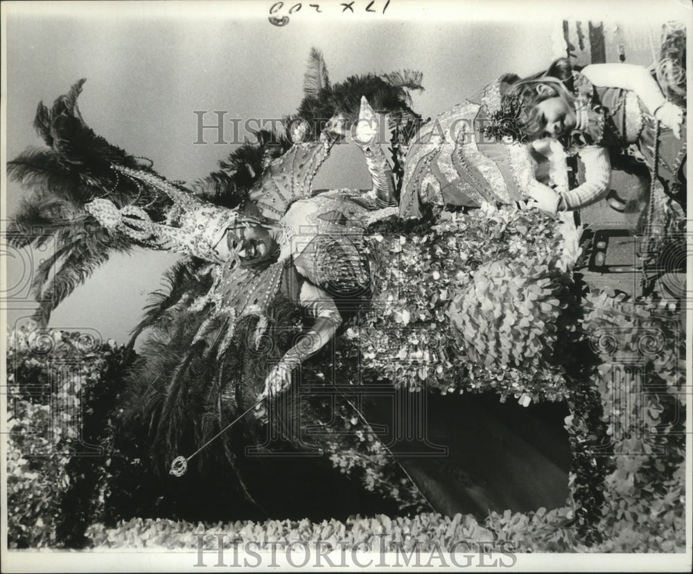 1978 Press Photo Carnival Parade- Queen Isis greets Kenner Throngs. - noca03653 - Historic Images