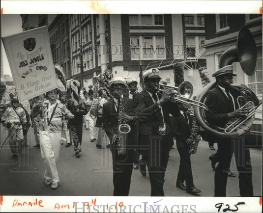 1982 Press Photo Carnival Parade- The Krewe of Joe's Jungle Marching Club. - Historic Images