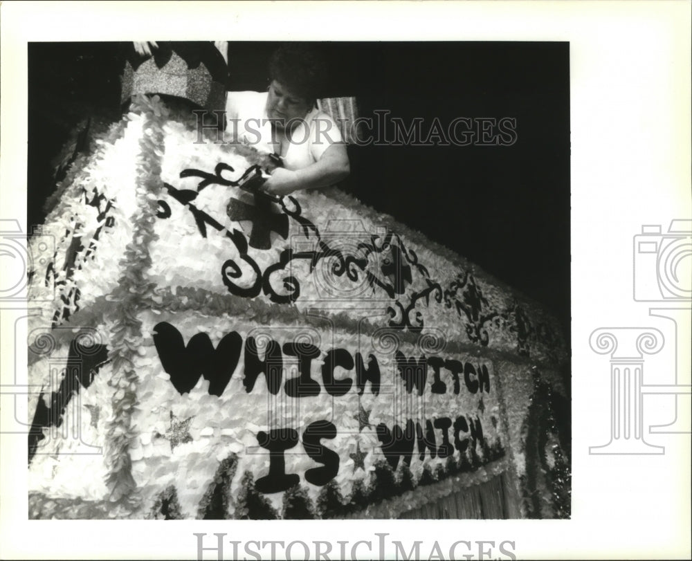 Matched Carnival Club Work on Float for Jefferson Parade Mardi Gras - Historic Images