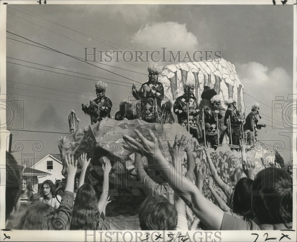 1975 Krewe of Choctaw Chickasaws Parade in West Bankers Mardi Gras - Historic Images