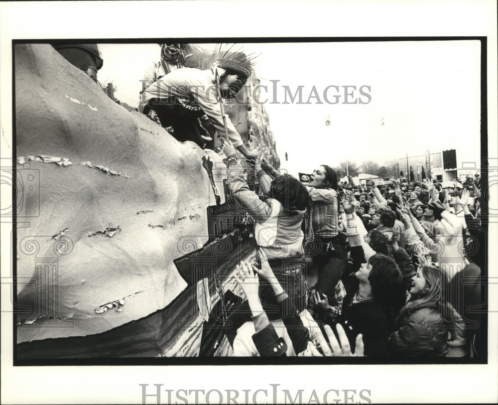 1980 Press Photo Krewe of Choctaw Float Riders Give Throws to Crowd in Parade - Historic Images