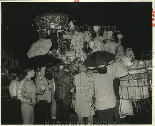 1982 Krewe of Hecules Carnival Parade Float in the Rain  - Historic Images