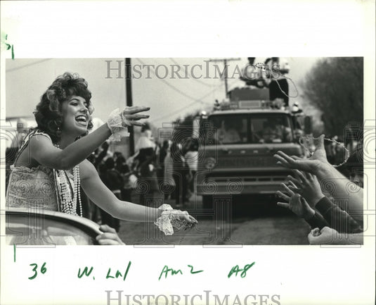 1986 Sheila Payne Throwing Beads in Krewe of Lul Carnival Parade - Historic Images
