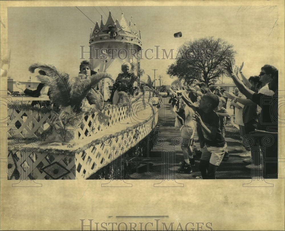 1992 Krew of Lul King and Queen Throw Cups at Carnival Parade - Historic Images