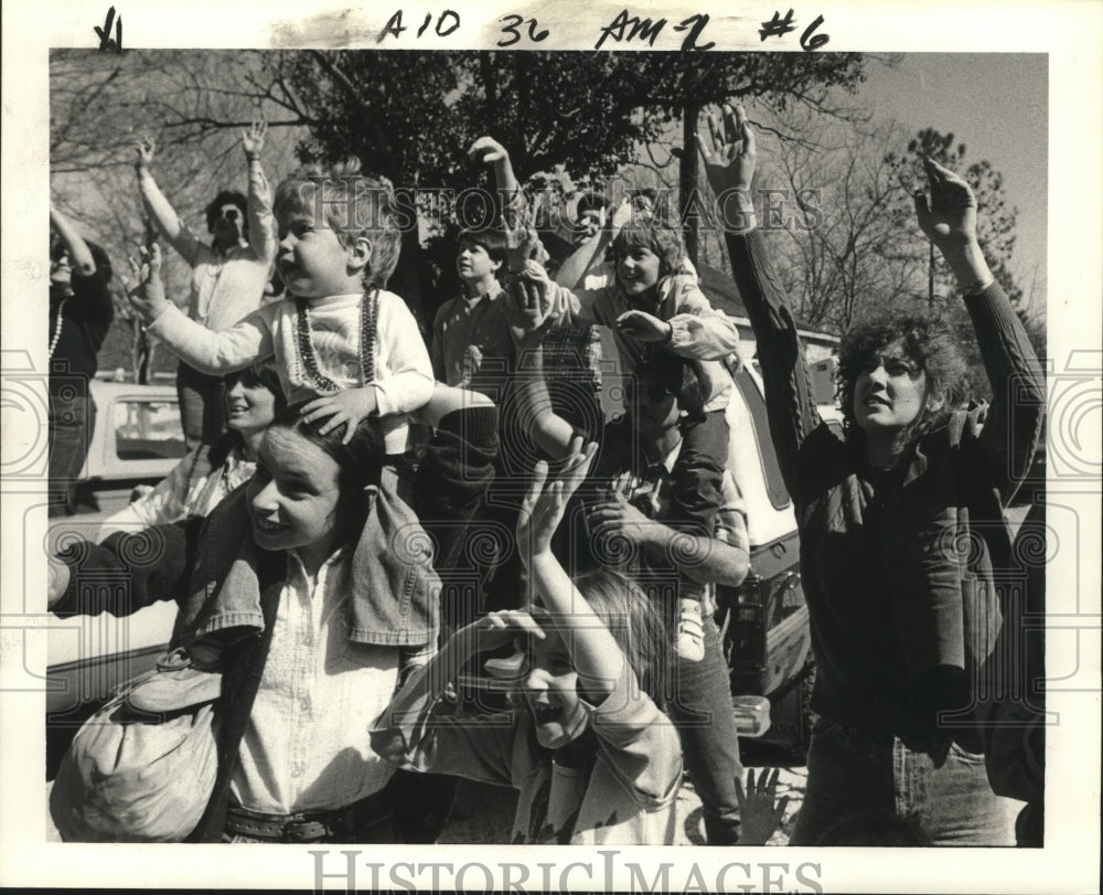 1985 Crowds Shouts At Truck For Beads Lul Parade Mardi Gras - Historic Images