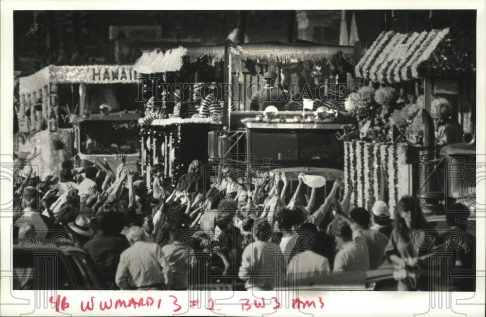 1988 Line of Floats in Parade from Krewe of Grela Headed for Gretna - Historic Images