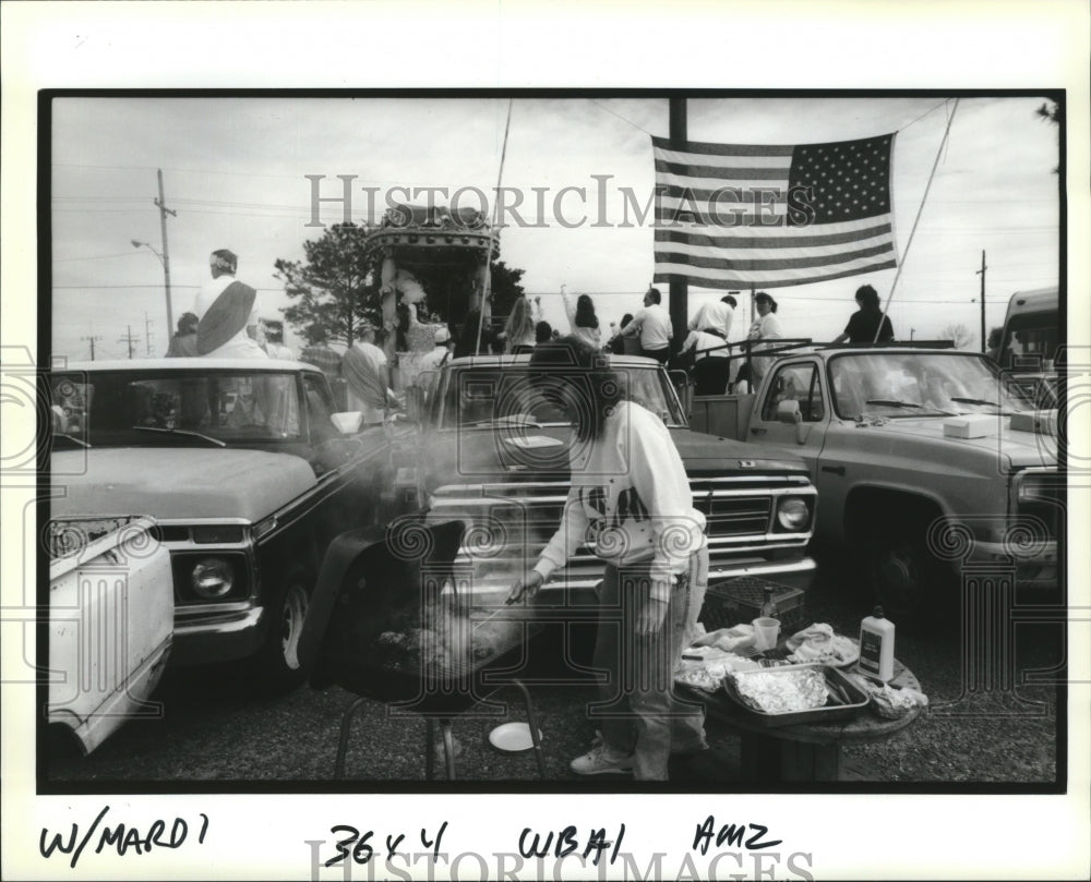 1991 Sheila Mahl Havey Cooks on Grill at Grela Parade at Mardi Gras - Historic Images