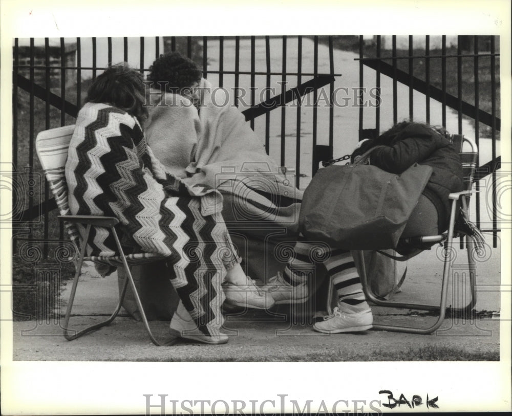 1989 Beth Hodes, Terry &amp; Amanda Weber Wait for Grela Parade in Cold - Historic Images