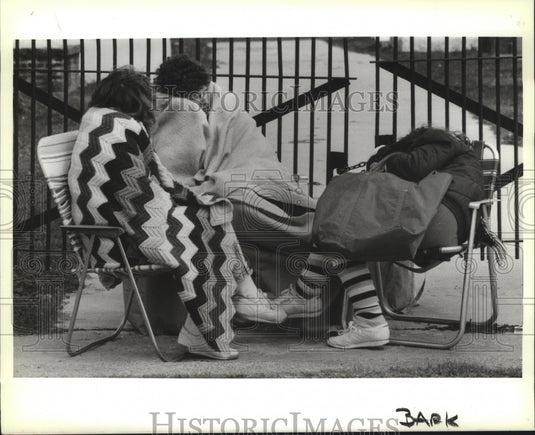 1989 Beth Hodes, Terry & Amanda Weber Wait for Grela Parade in Cold - Historic Images