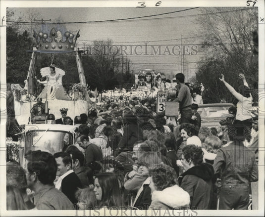 1974 Helios Parade Mardi Gras Crowded Past Speed Limit Sign - Historic Images