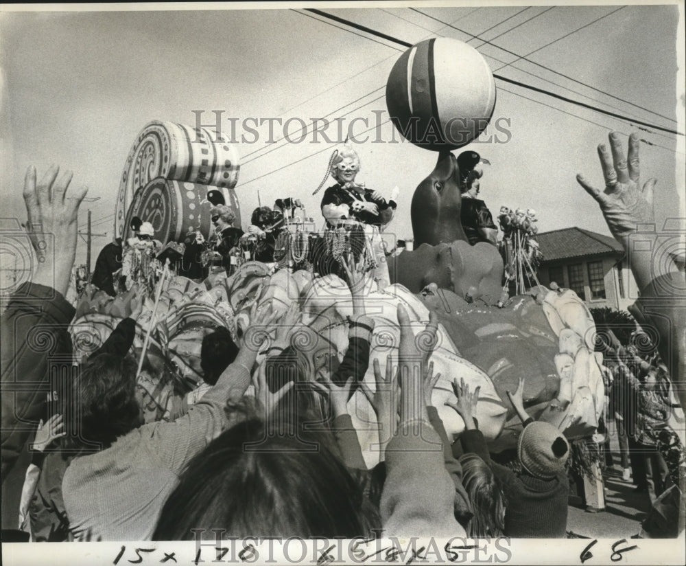 1978 Helios Float Riders In Metairie Parade New Orleans Carnival - Historic Images