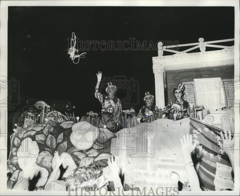 1976 Beads In The Air At Mardi Gras Cleopatra Parade New Orleans - Historic Images