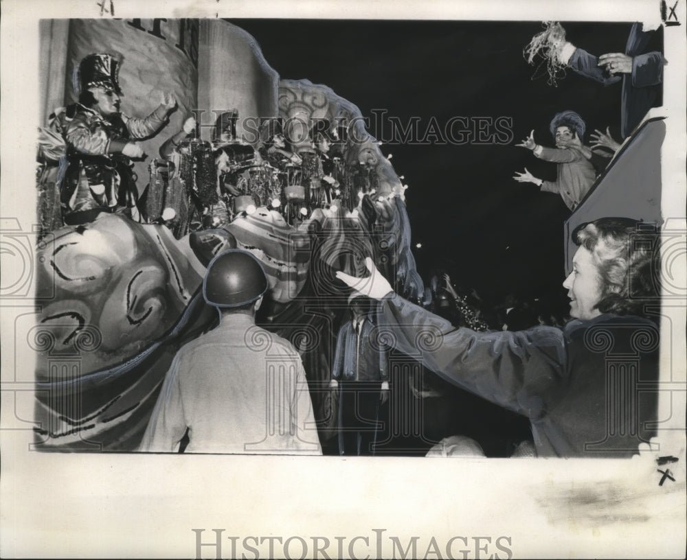 1974 Gift Themed Cleopatra Parade Gives Gifts Mardi Gras In Gretna - Historic Images