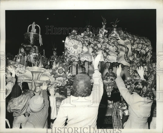 1978 Press Photo Carnival Parade- Hands reaching for favors at Cleopatra Parade. - Historic Images
