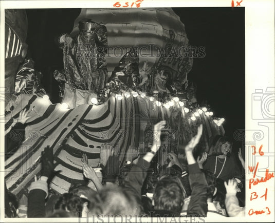 1987 Carnival Parade - Historic Images