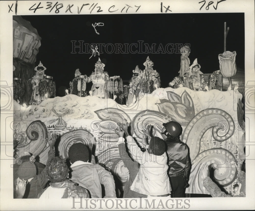 1977 Daughters of Eve Maskers Throw Beads in Parade at Mardi Gras - Historic Images